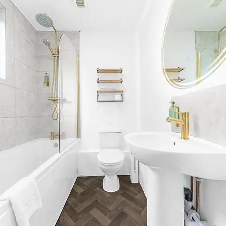 The Mortal Man 여관